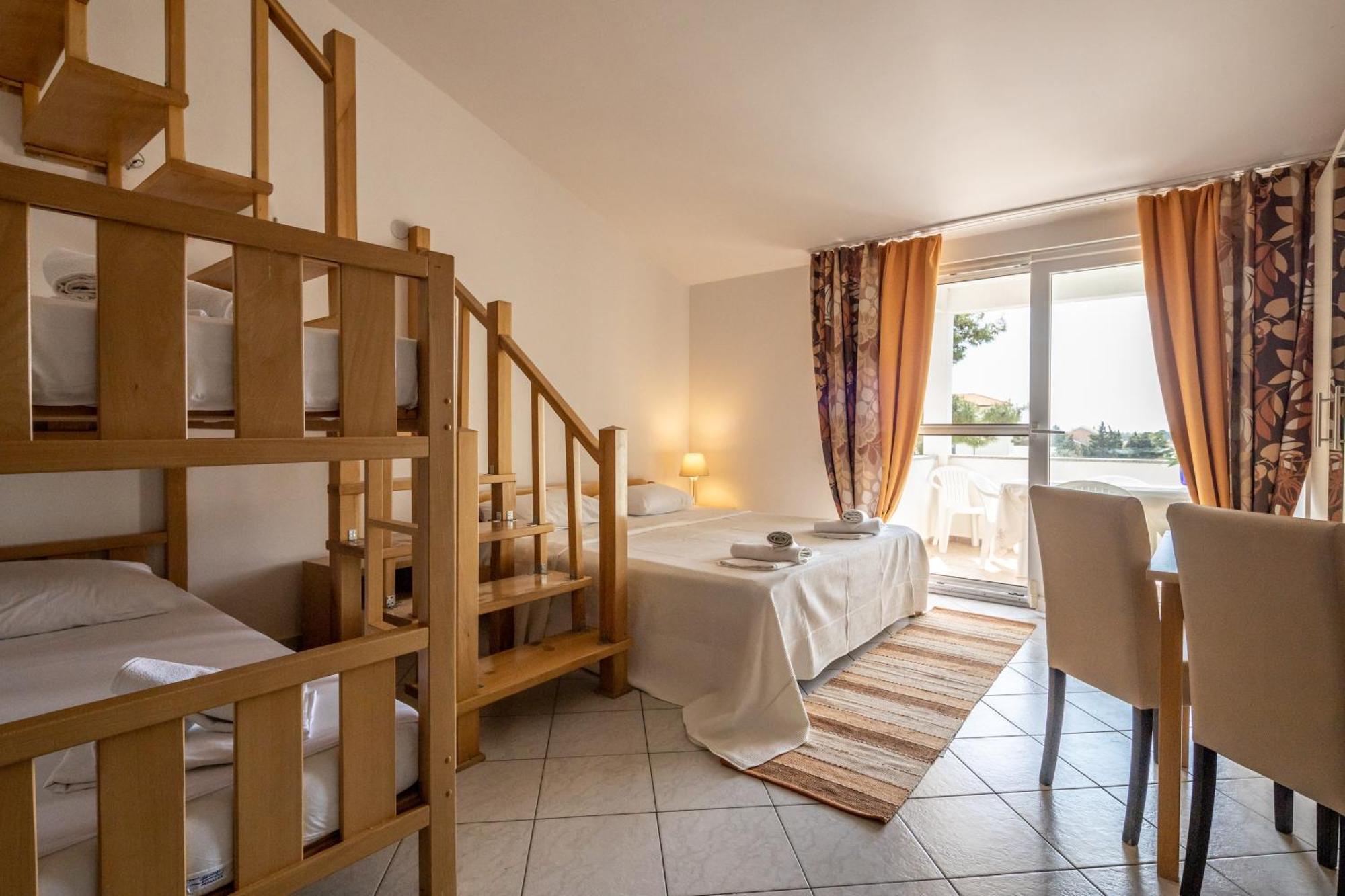 Eddy Veselica Apartment Novalja