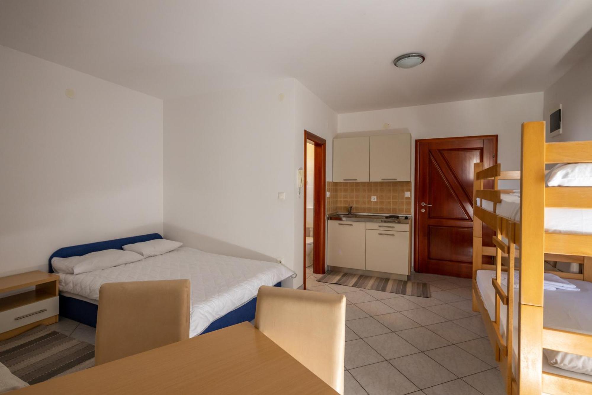 Eddy Veselica Apartment Novalja