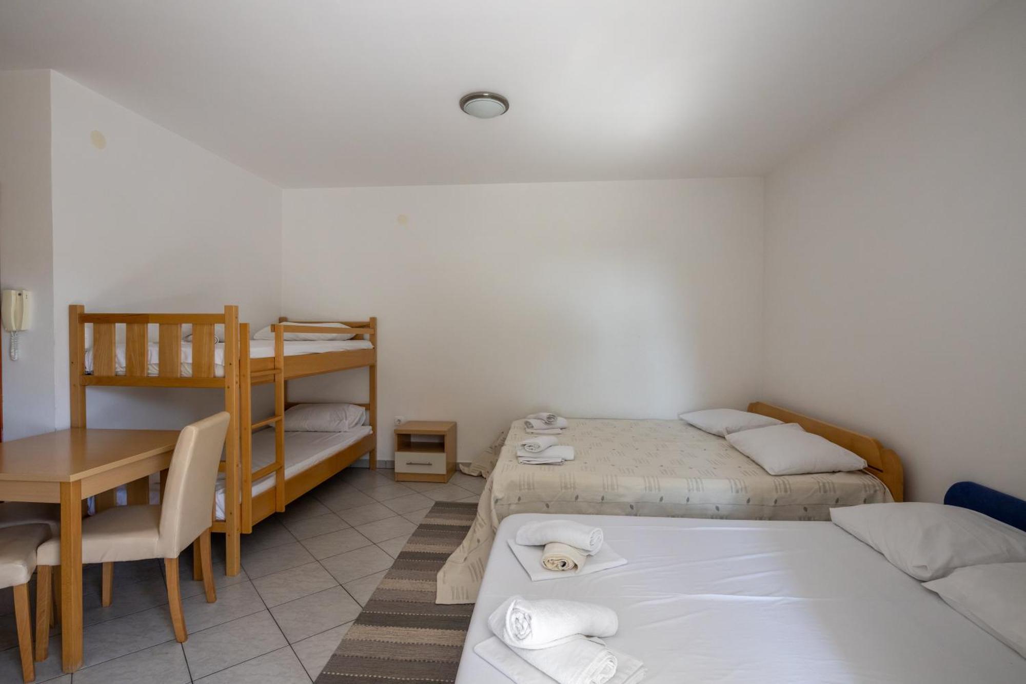 Eddy Veselica Apartment Novalja